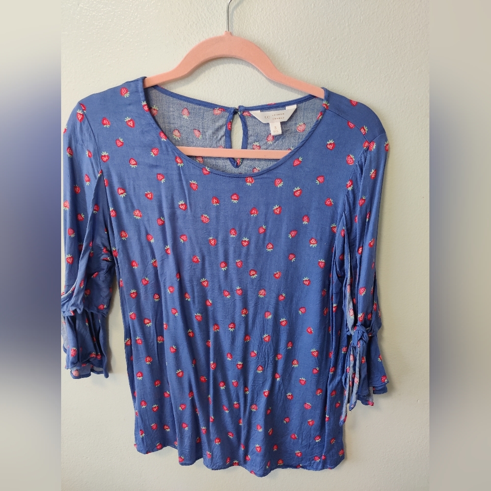 LC Lauren Conrad blue ruffle sleeve blouse shirt with strawberries euc
